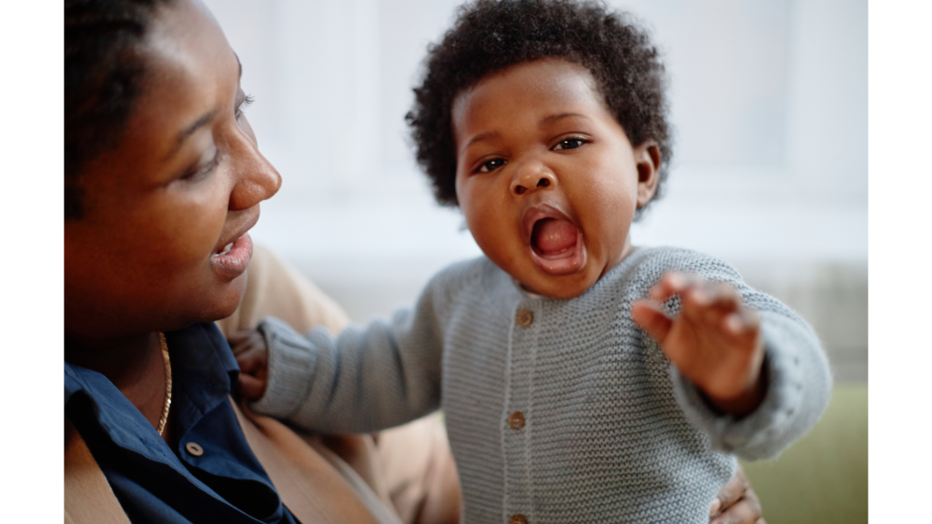bébé joyeux